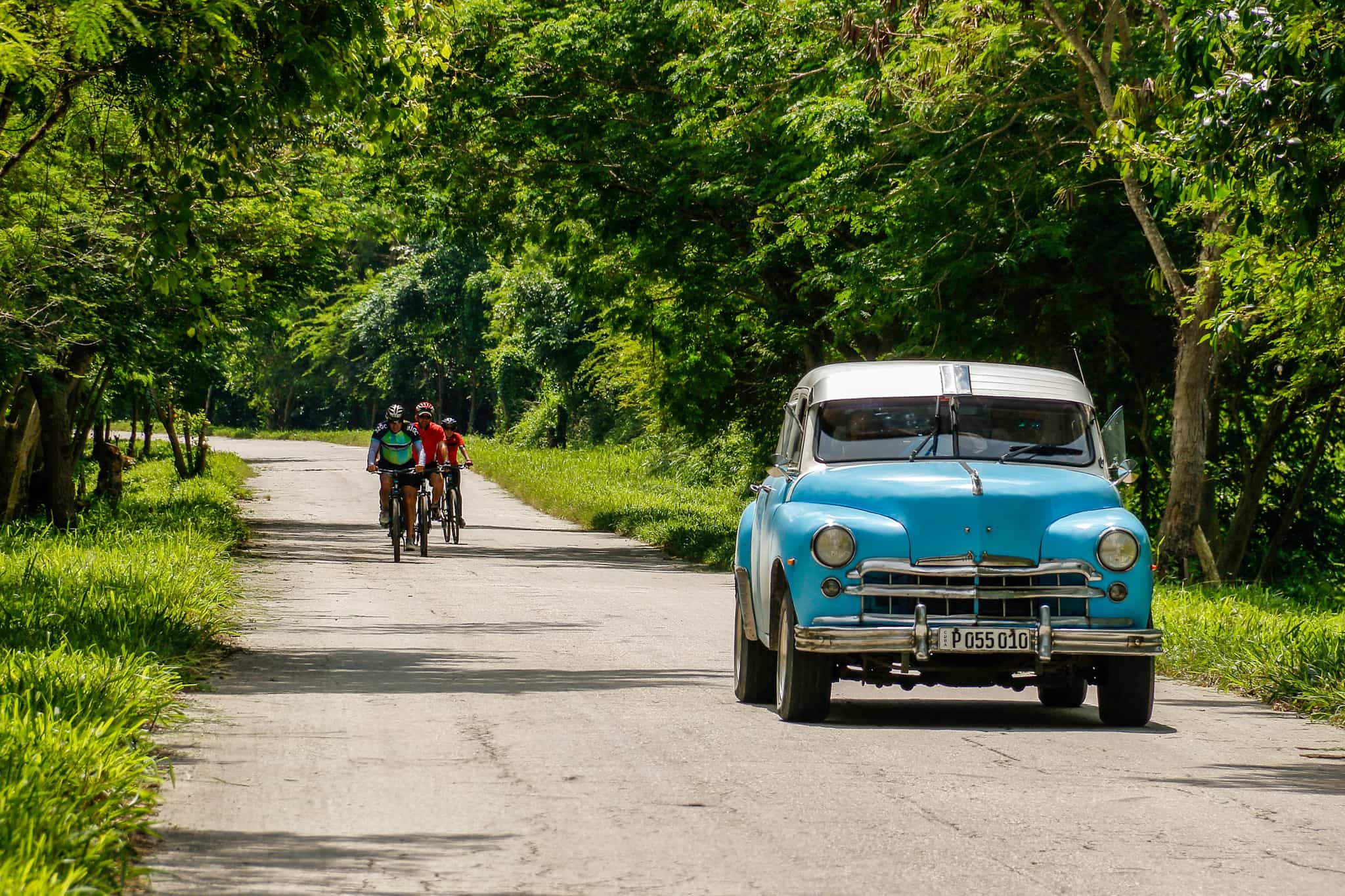 Cycling & classic car, Cuba. Photo: Host/Cubania