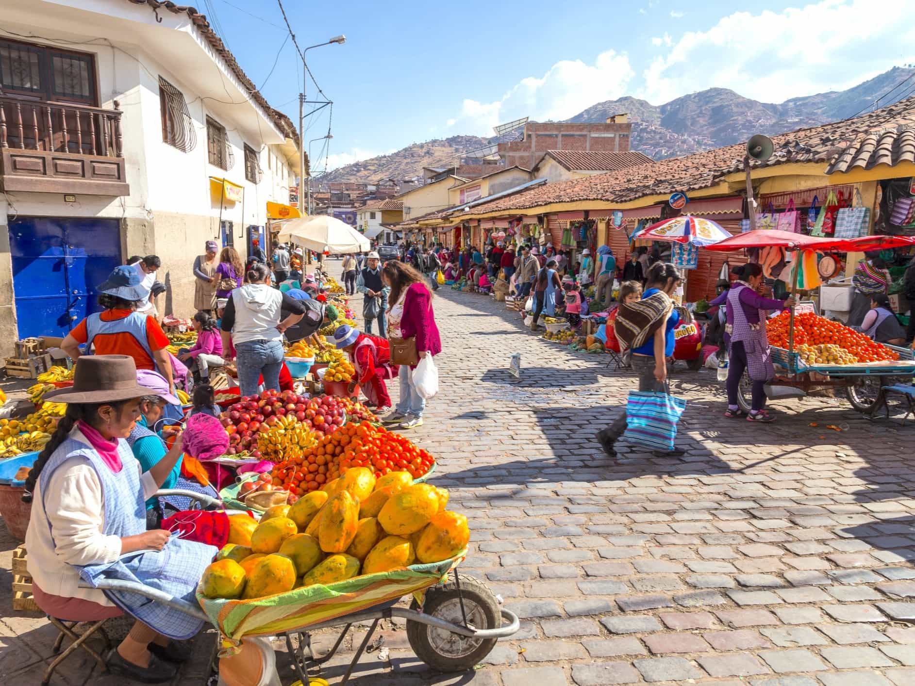 Fruit market in the streets of Cusco. Photo: GettyImages-515829472