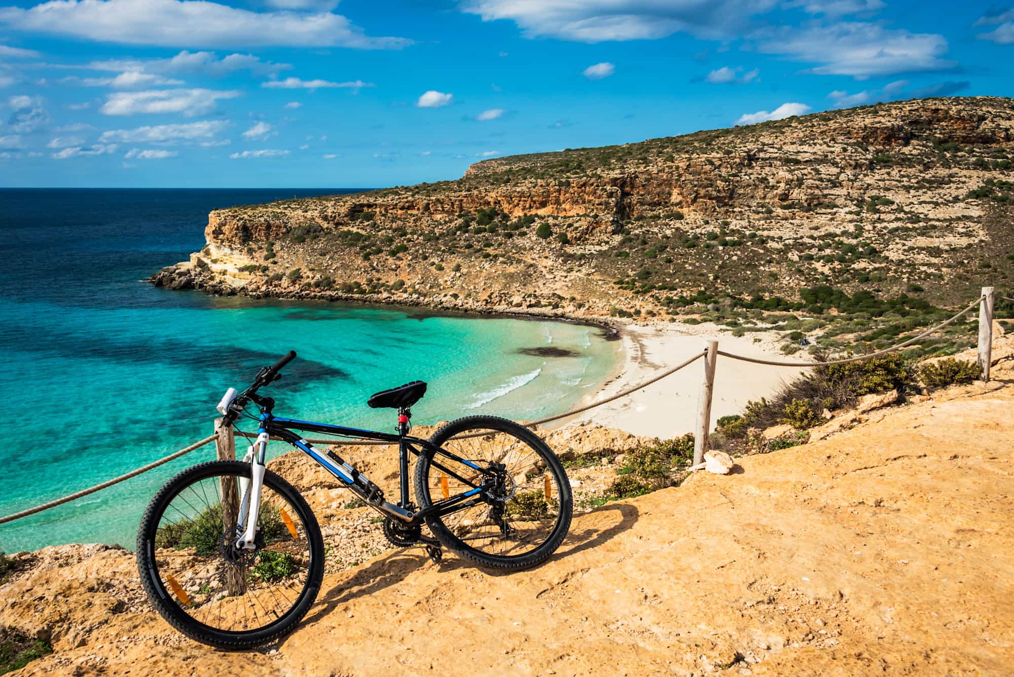Bike Sicily coast Photo: shutterstock 1039114615